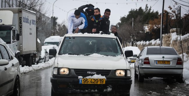 ילדים פלסטינים על אוטו בשלג, הר הזיתים. צילום: פלאש 90