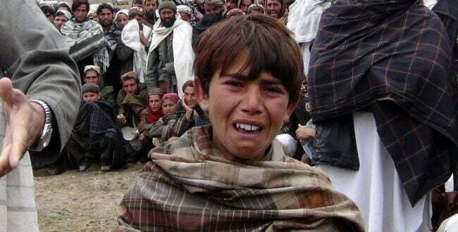 ילד אפגאני ממחוז לוגאר בוכה בהלוויית קרוביו אחרי שנהרגו מהפצצה אווירית, מרץ 2013 (רויטרס)