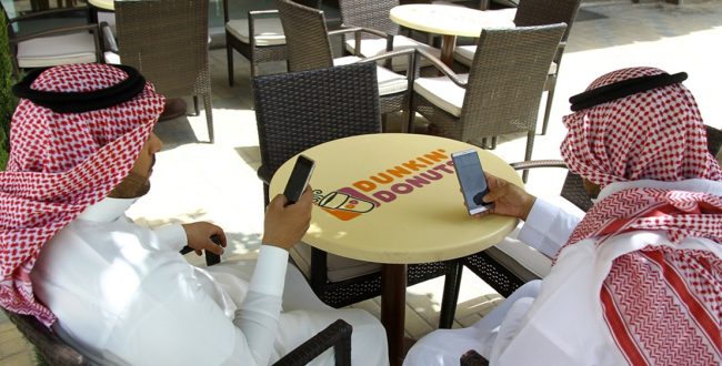 גברים סעודים גולשים ברשתות חברתיות. צילום: רויטרס