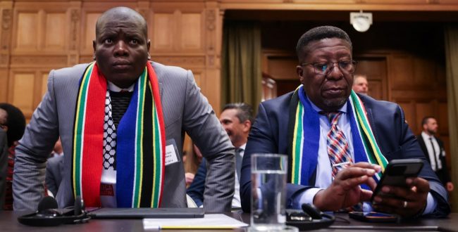 נציגי דרום אפריקה בהתכנסות בית-הדין. צילום: רויטרס