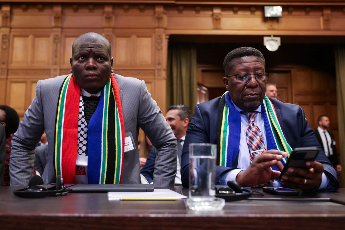 נציגי דרום אפריקה בהתכנסות בית-הדין. צילום: רויטרס