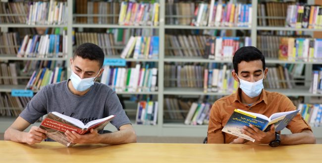 סטודנטים פלסטינים בספריה באוניברסיטת חאן-יונס, 2021. צילום: רויטרס