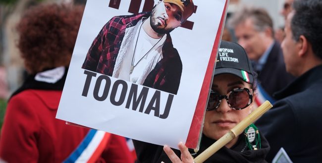 תמונתו של סאלחי בהפגנה נגד גזר הדין בטולוז, צרפת. צילום: רויטרס