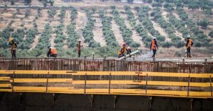 פועלים פלסטינים בגדה המערבית. צילום: פלאש 90