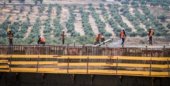 פועלים פלסטינים בגדה המערבית. צילום: פלאש 90