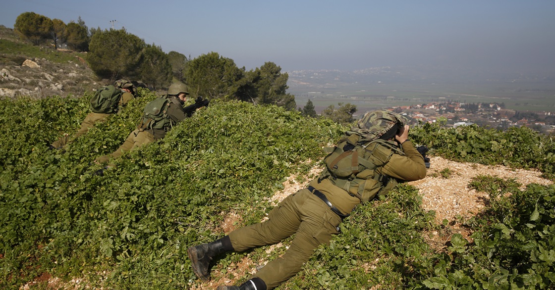 חיילים בתצפית על גבול לבנון, 2015. צילום: רויטרס