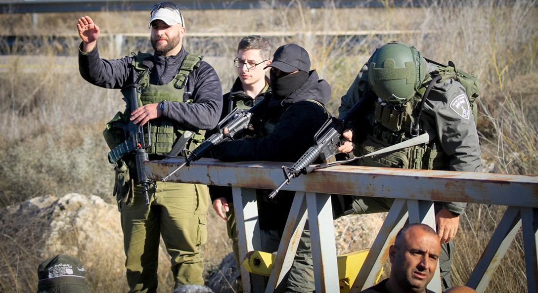 הצבא חוסם את גישתם של פלסטינים למטעי הזיתים שלהם בעונת המסיק. צילום: פלאש 90