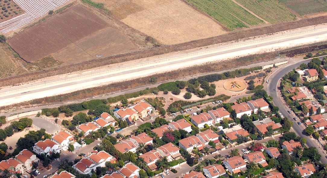 בת חפר ליד גדר ההפרדה. צילום: משה מילנר, לע"מ